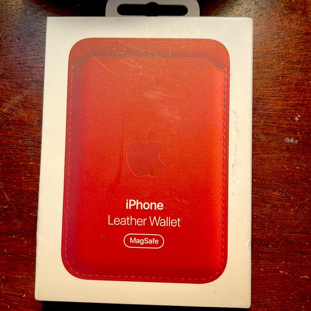 iPhone leather wallet with MagSafe and my find support
